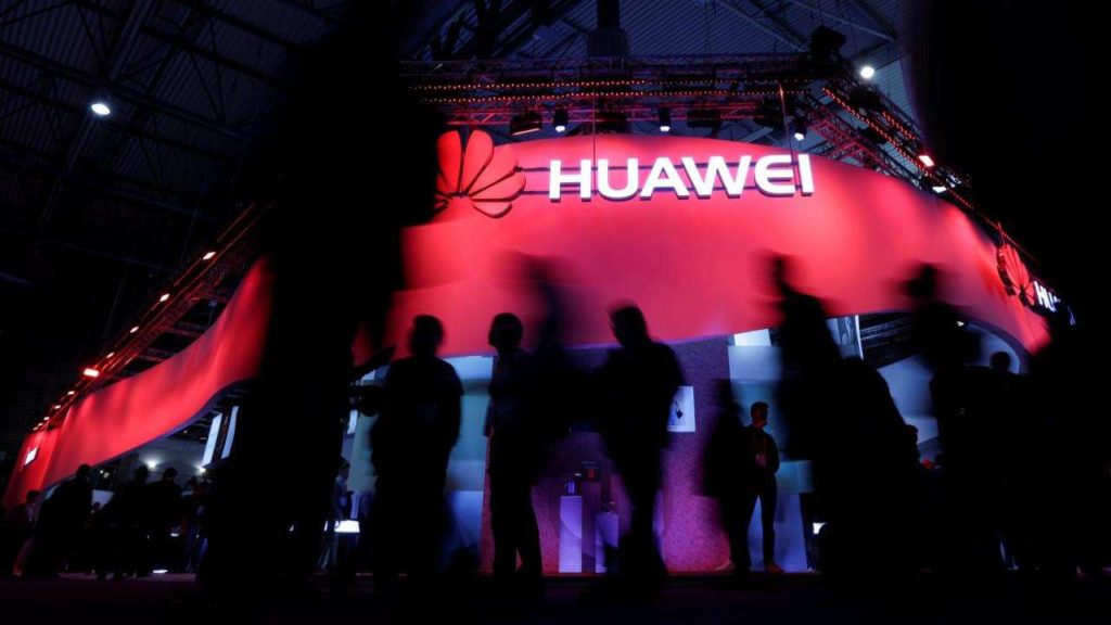 Huawei Penalises Employees for Tweeting with iPhone